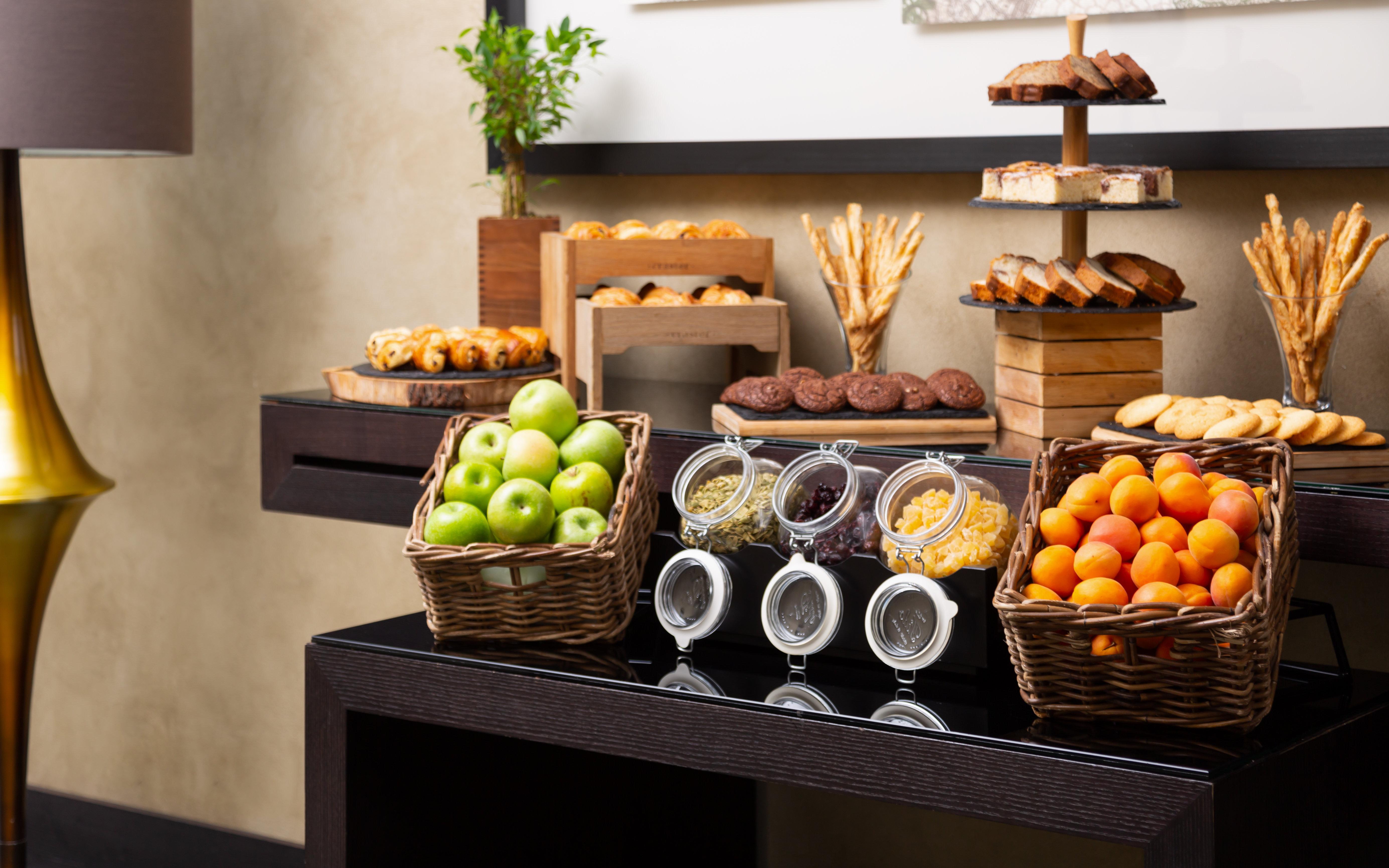 Grand Hotel Bucureşti Exterior foto A breakfast buffet