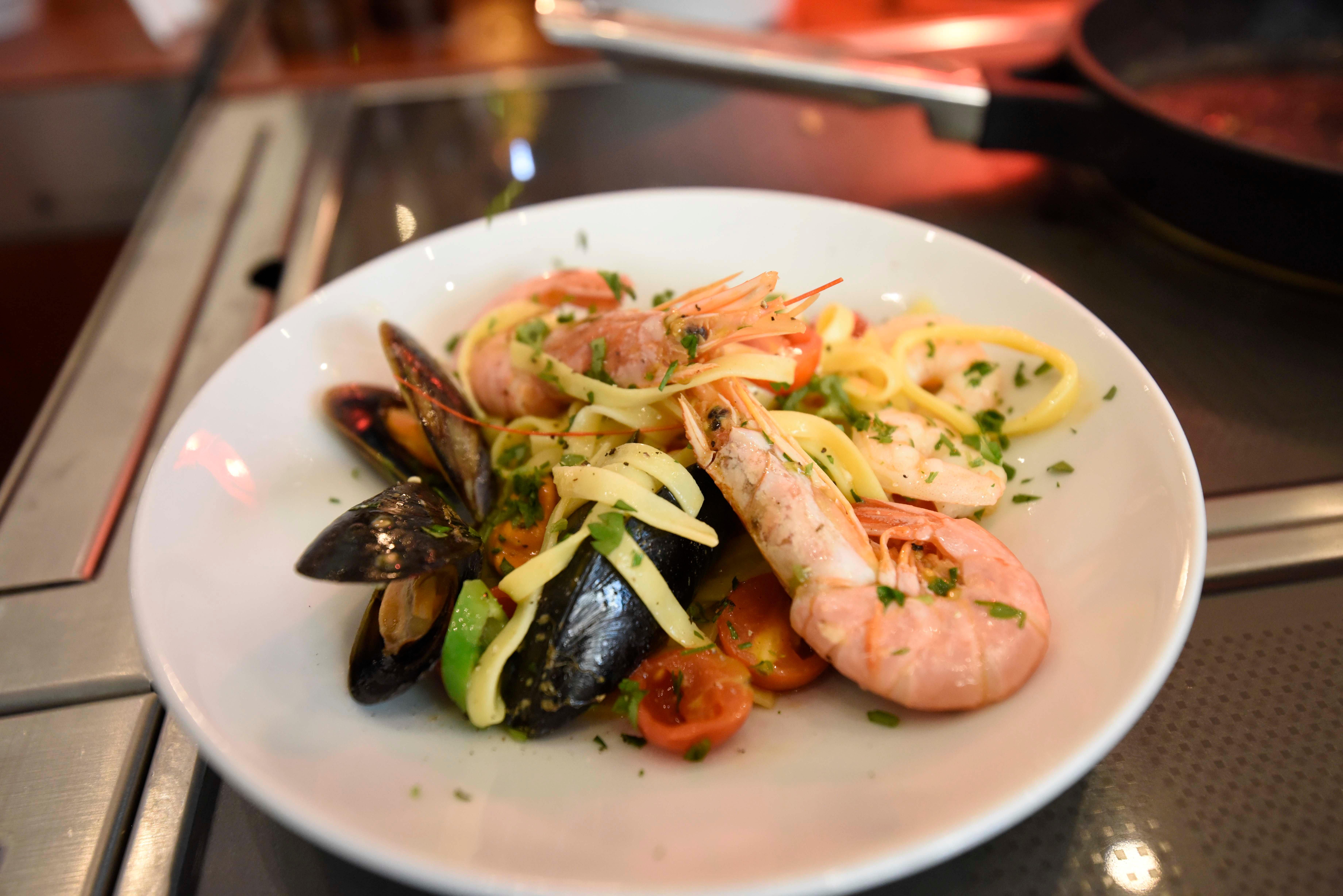 Grand Hotel Bucureşti Exterior foto Seafood salad