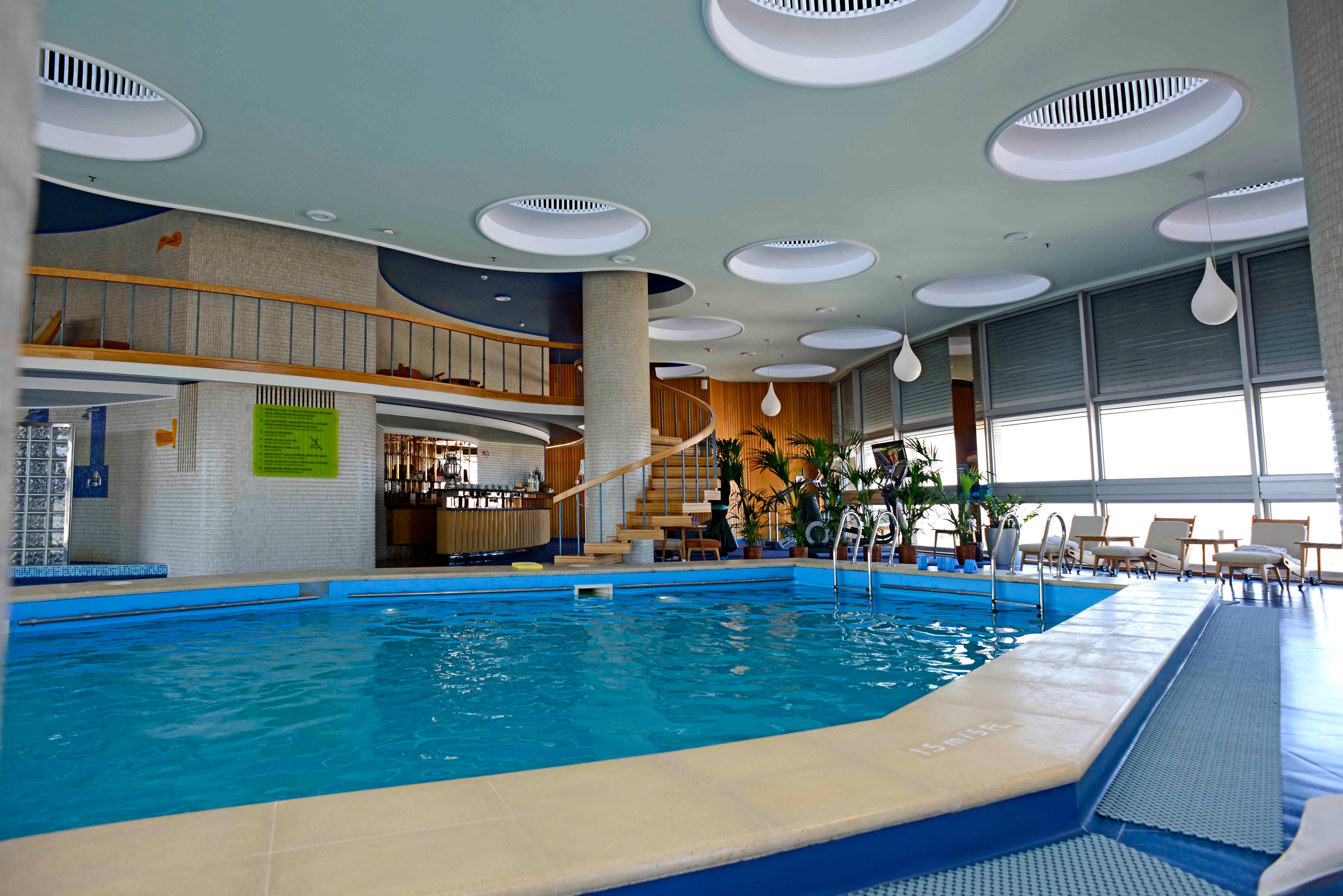 Grand Hotel Bucureşti Exterior foto Swimming pool