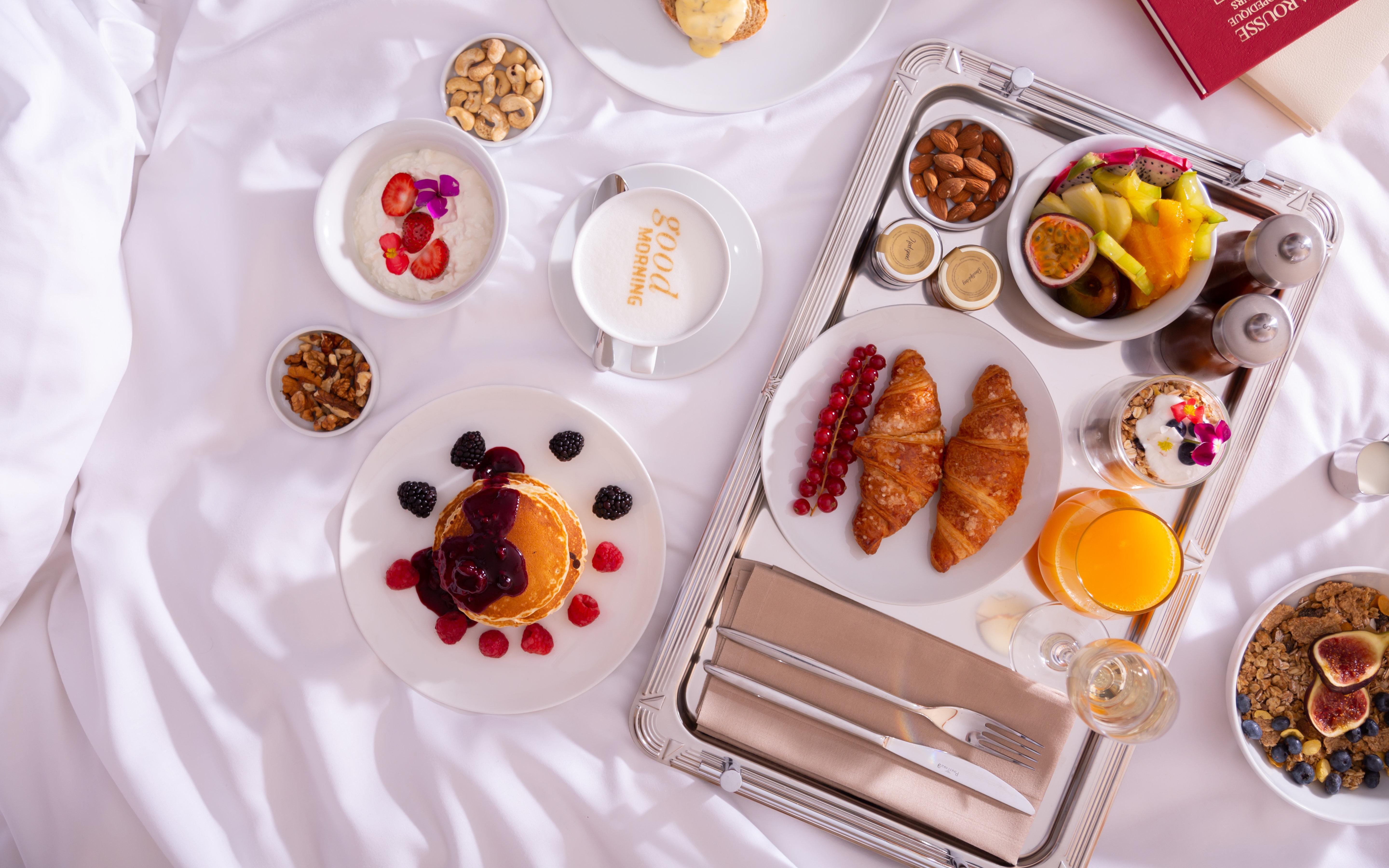 Grand Hotel Bucureşti Exterior foto Emirates First Class in-flight breakfast