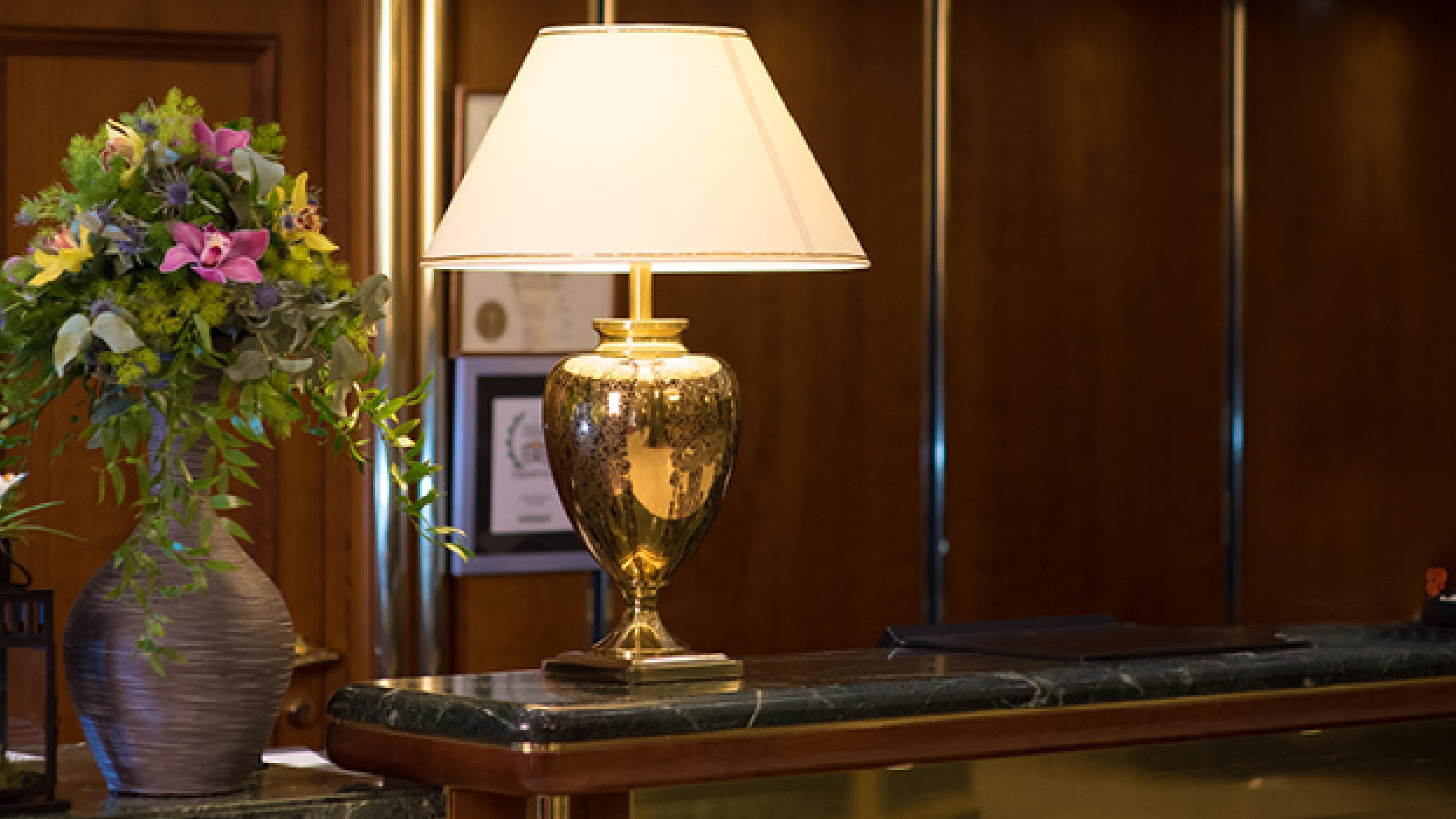 Grand Hotel Bucureşti Exterior foto A table lamp