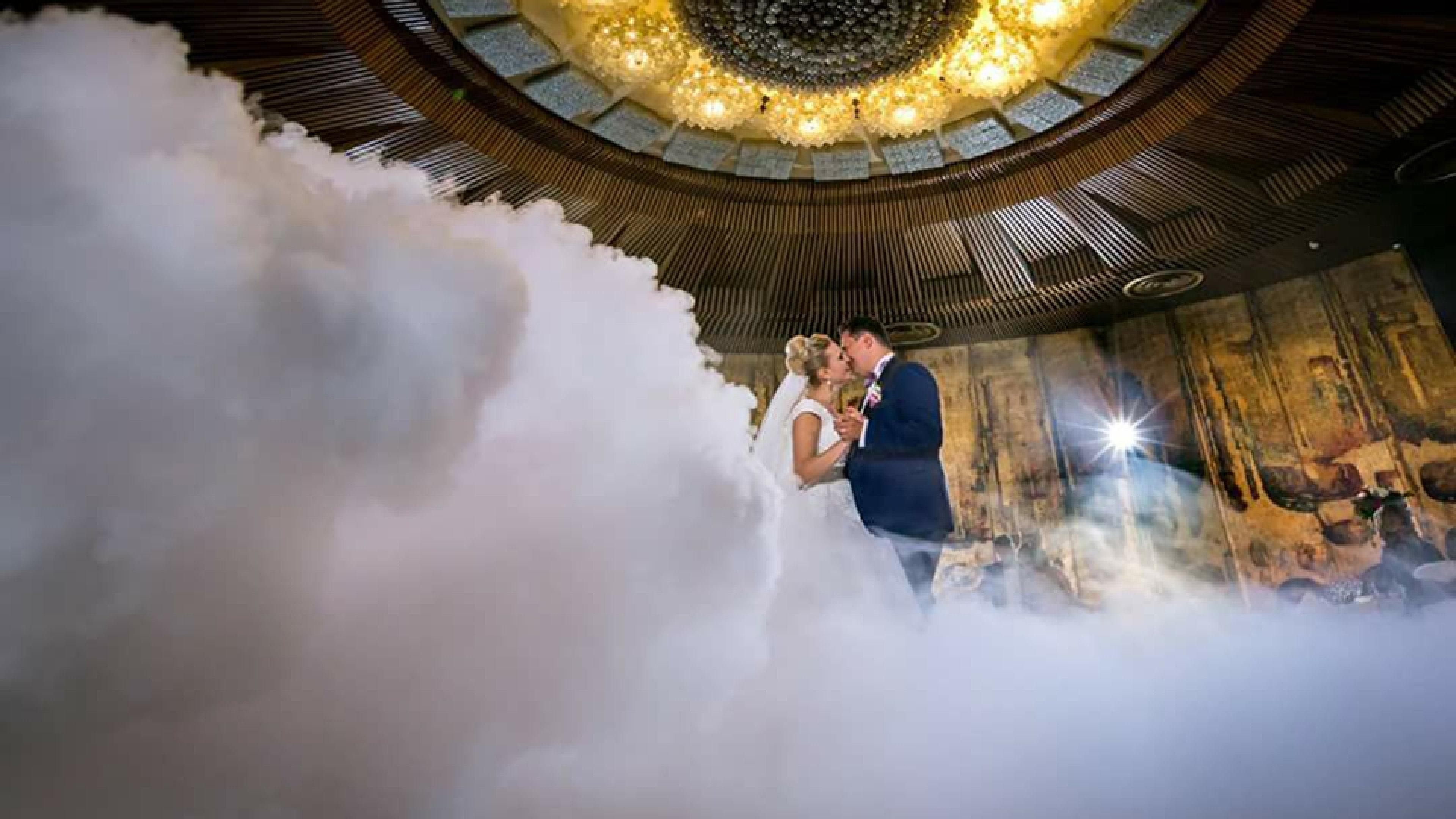Grand Hotel Bucureşti Exterior foto Wedding couple in the elevator