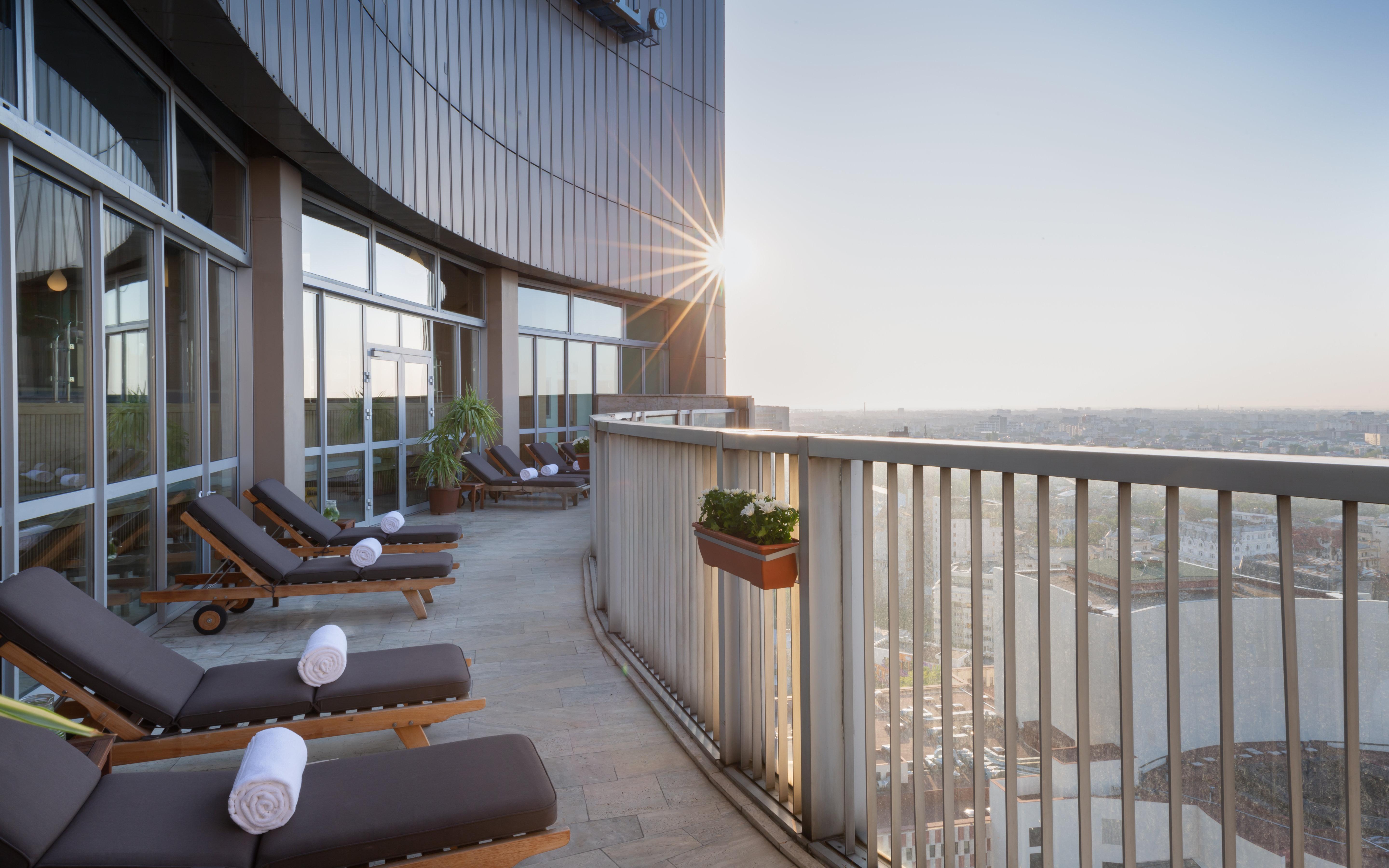 Grand Hotel Bucureşti Exterior foto The rooftop pool at The Ivy Hotel