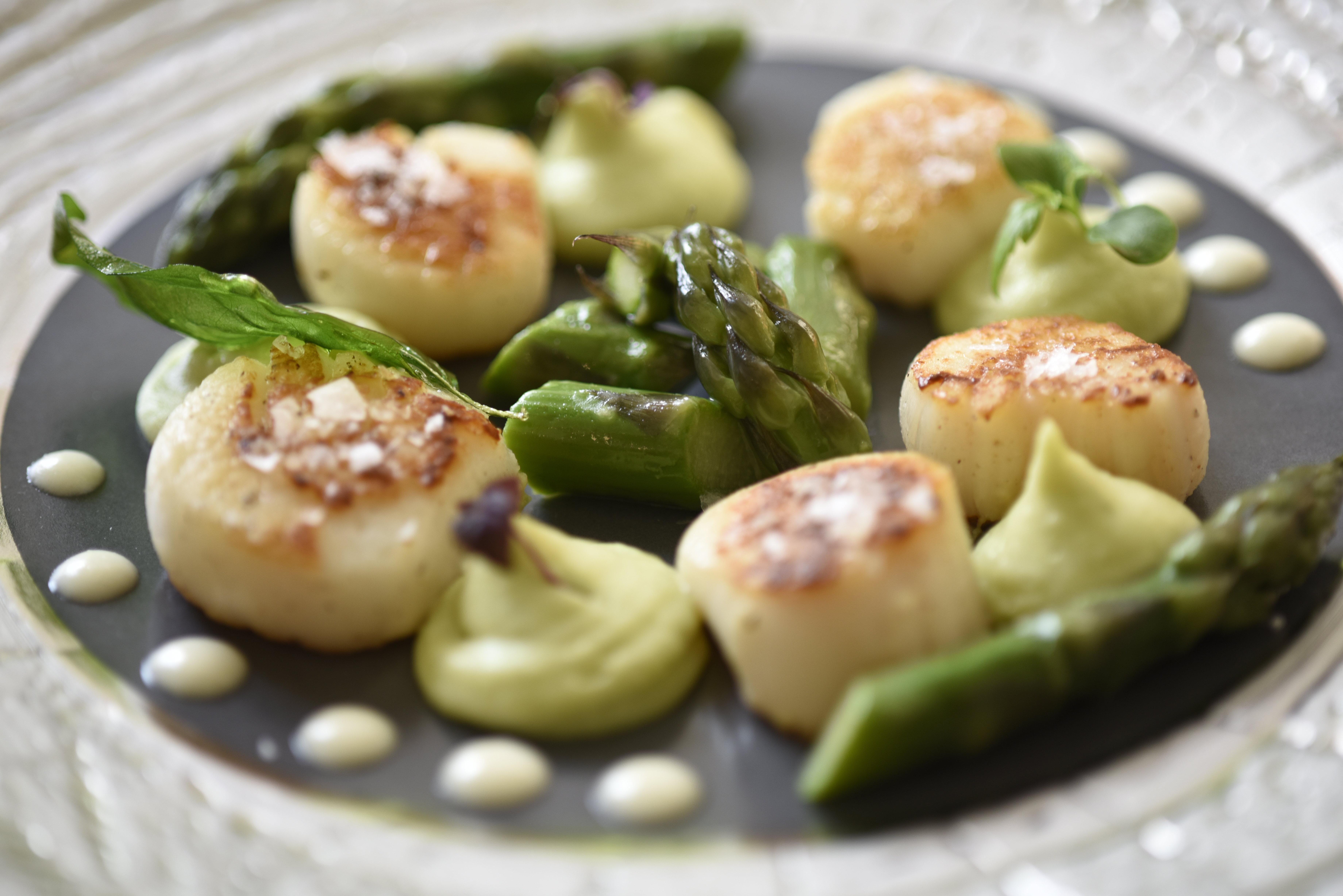Grand Hotel Bucureşti Exterior foto Scallops with asparagus and artichokes