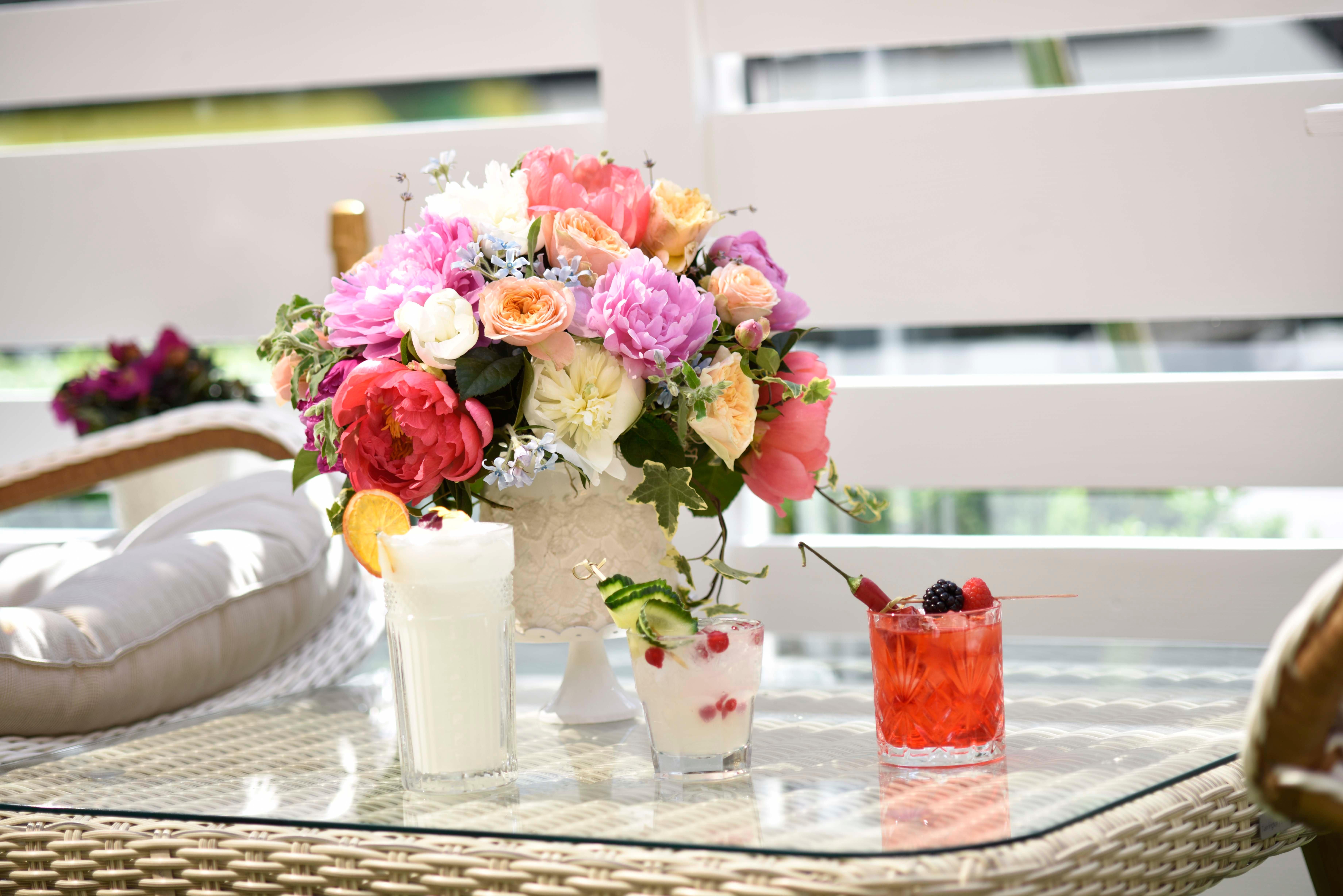 Grand Hotel Bucureşti Exterior foto A bellini (right) and a spritz (left)