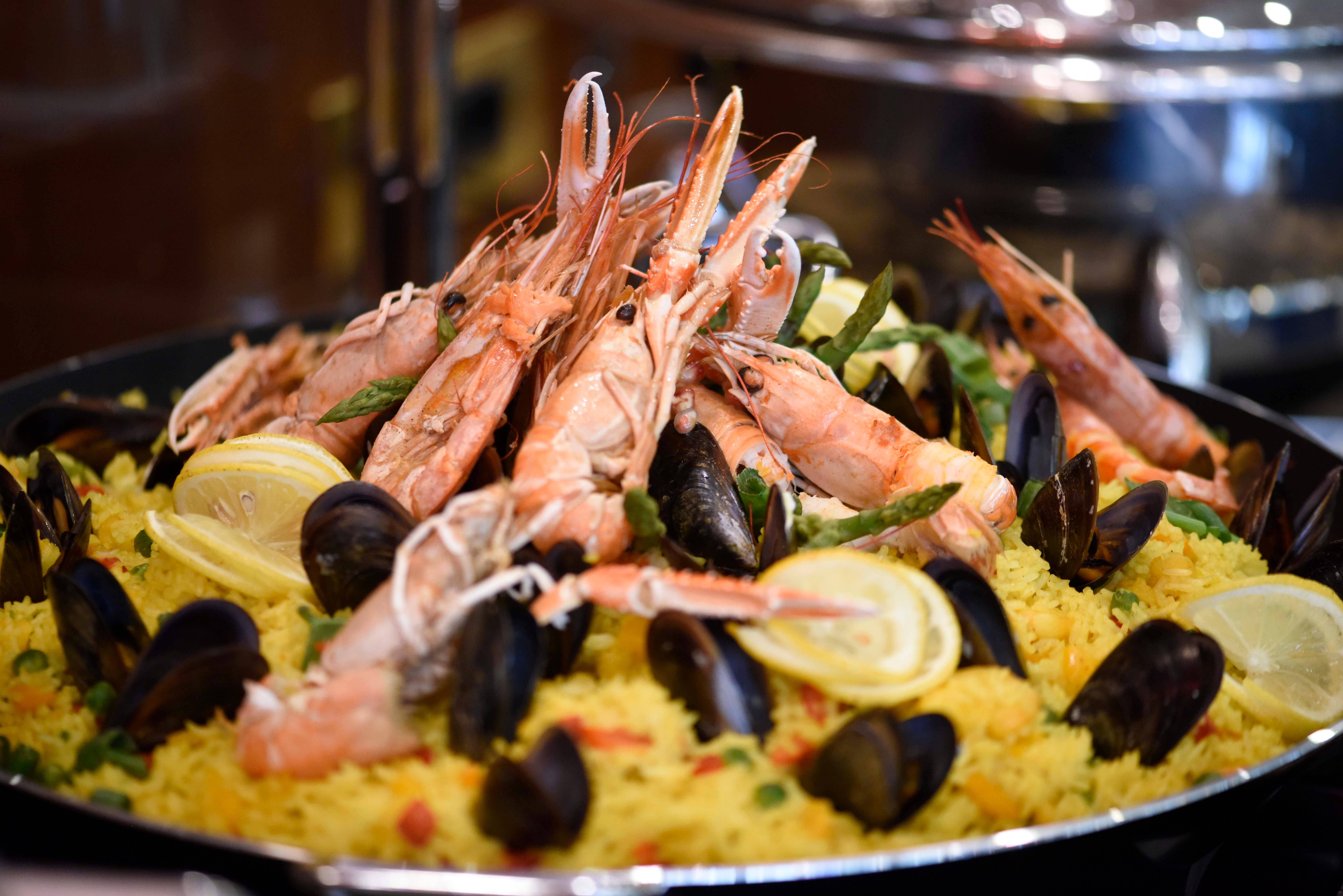 Grand Hotel Bucureşti Exterior foto Seafood paella
