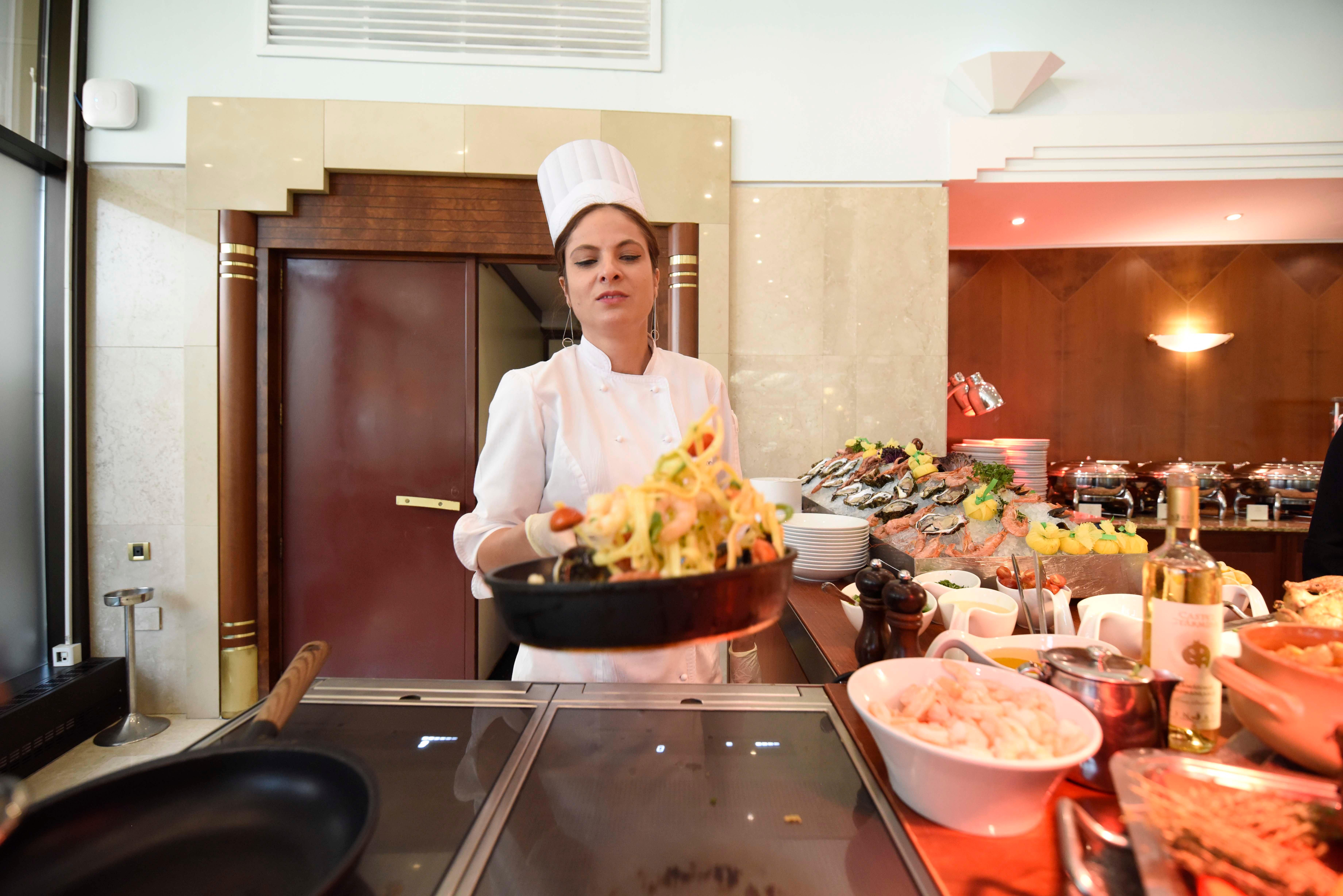 Grand Hotel Bucureşti Exterior foto A female chef working in a hotel kitchen