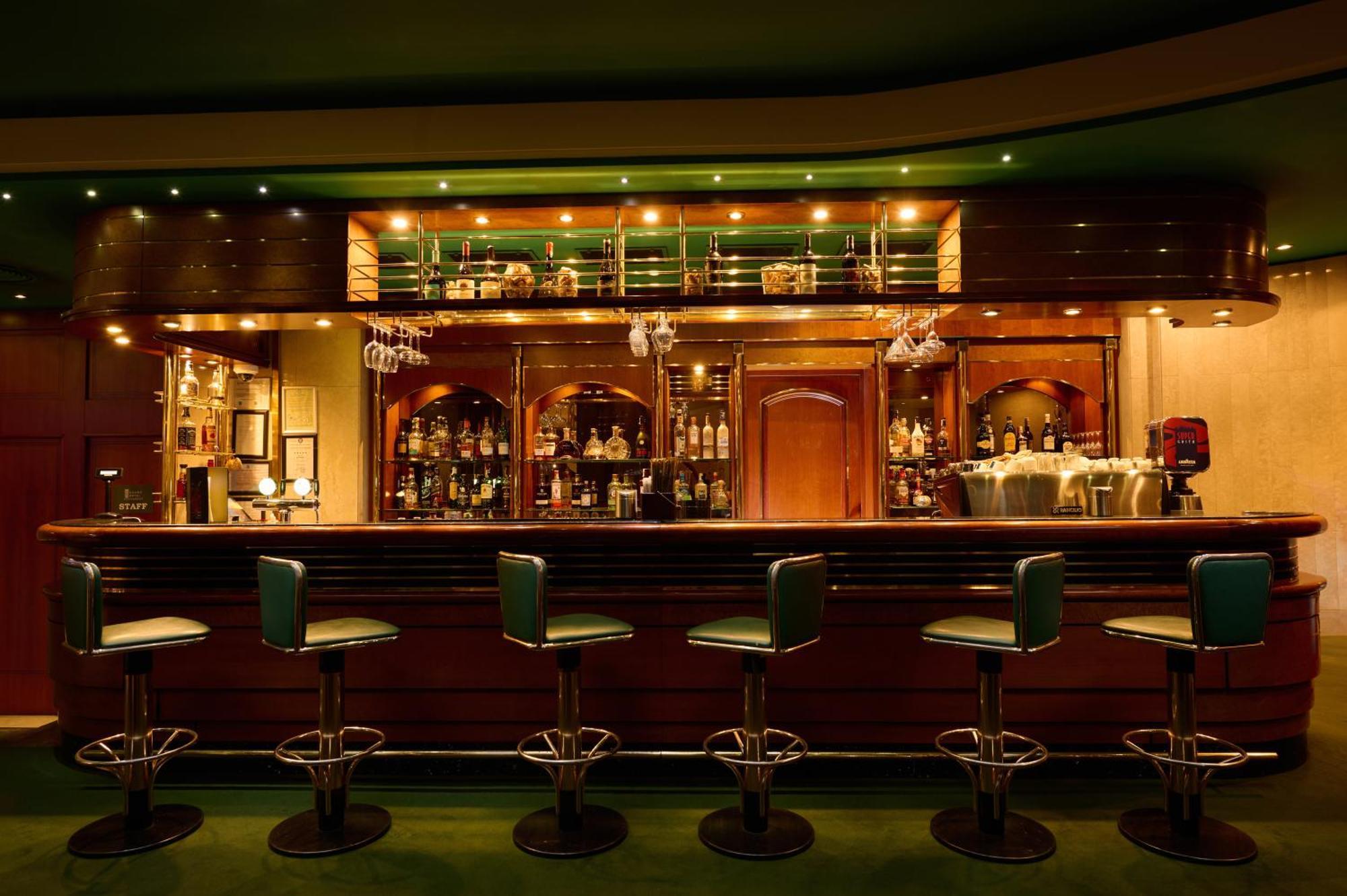 Grand Hotel Bucureşti Exterior foto The bar at the 1930s-themed bar, The Green Room