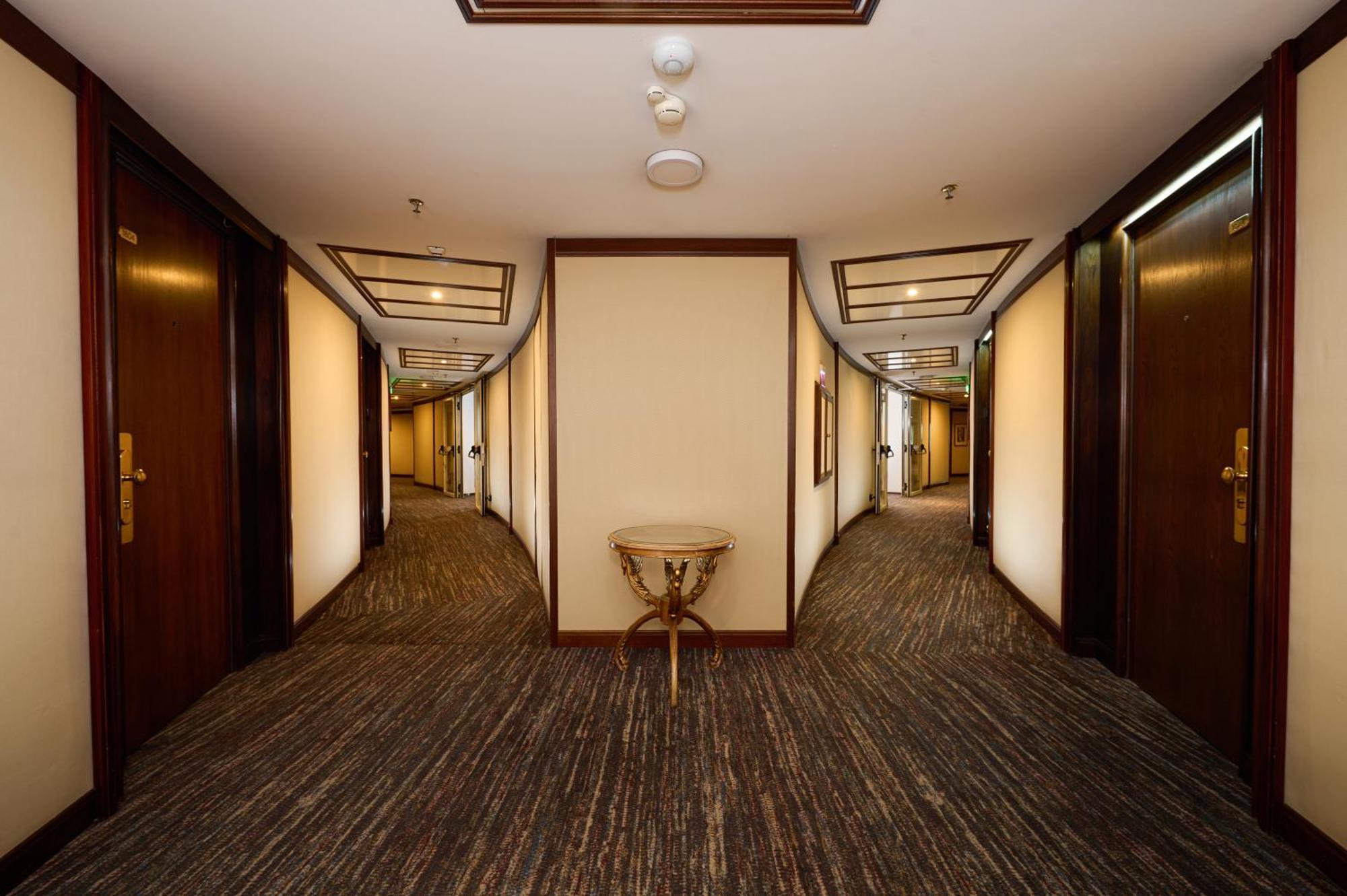 Grand Hotel Bucureşti Exterior foto A corridor in a hotel