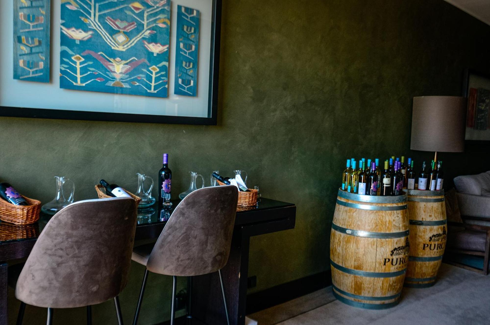 Grand Hotel Bucureşti Exterior foto Wine tasting at the Puseta winery